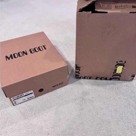 Women’s Moon Boots Vibrant Pink Winter Boots - Picture 9 of 10